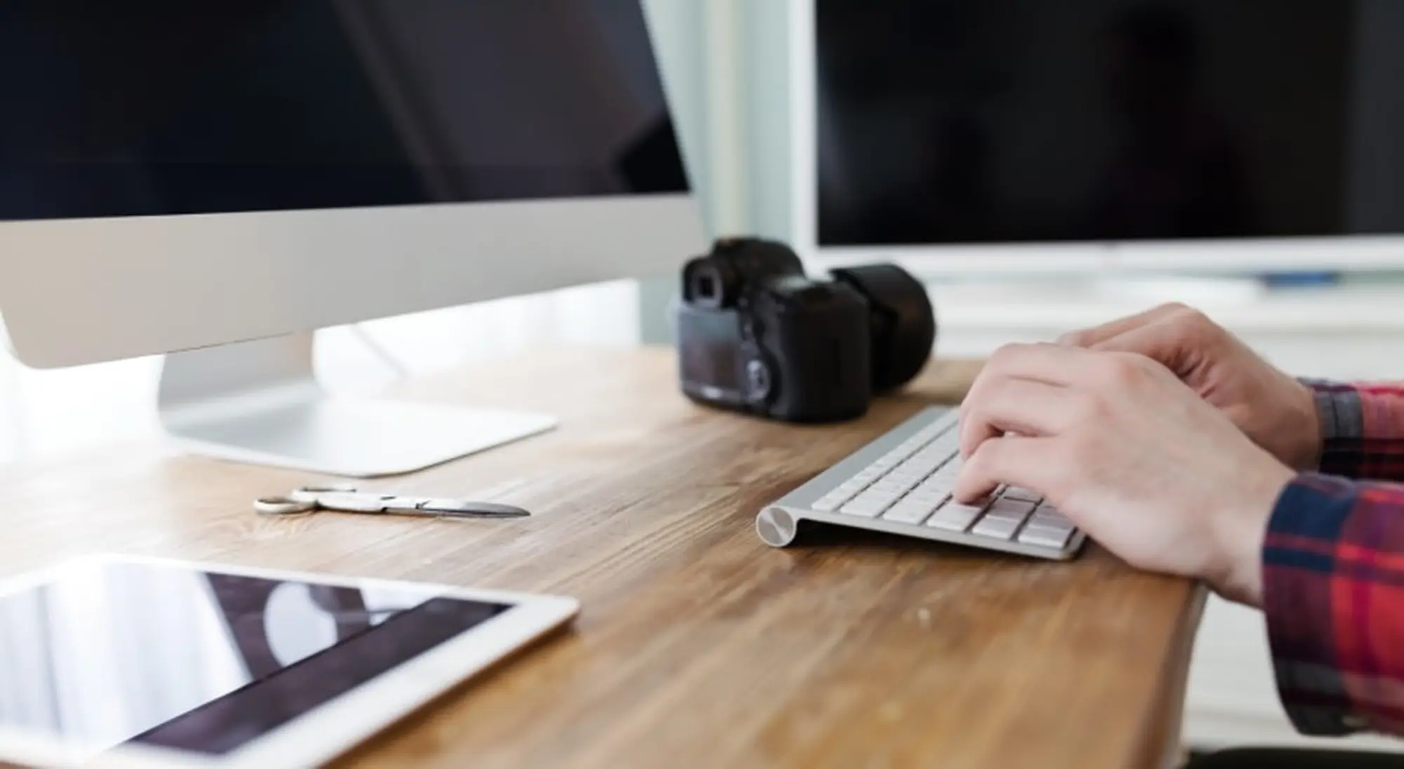 photographer-retoucher-working-on-photos-ARB7H2W-Custom.jpg