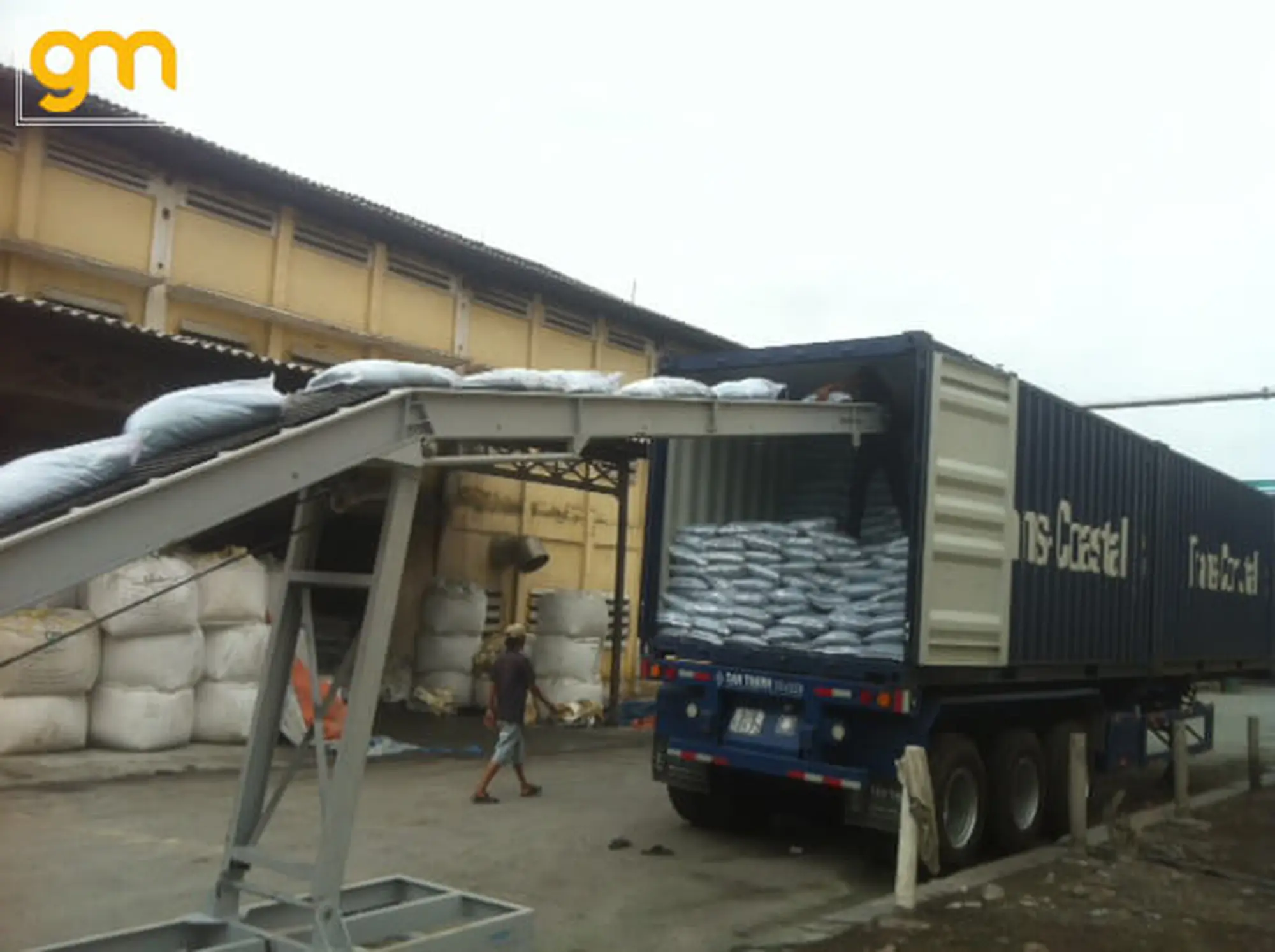Băng tải nâng hạ di động hình cánh bướm