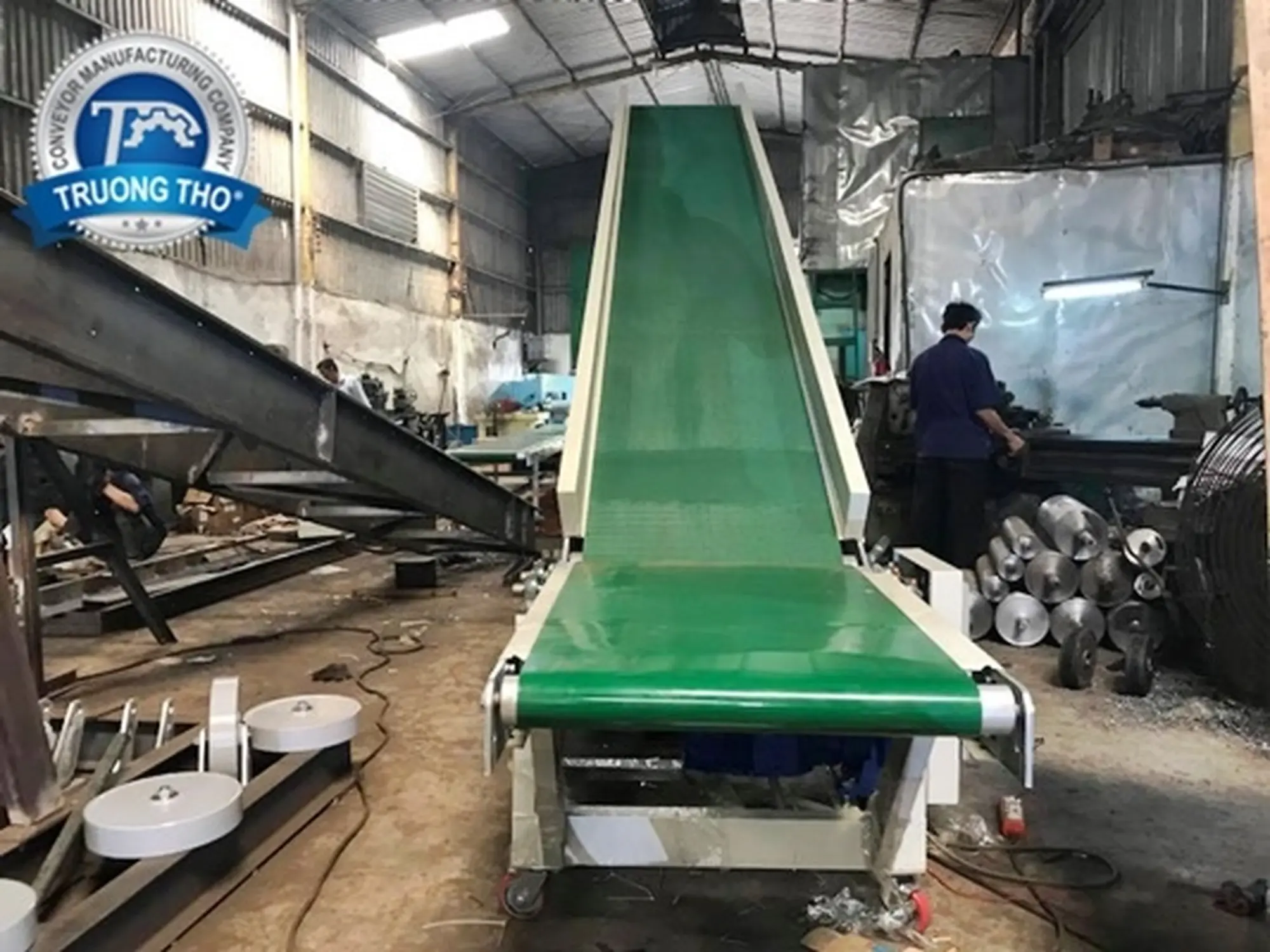 Băng tải PVC nâng hạ tải thùng