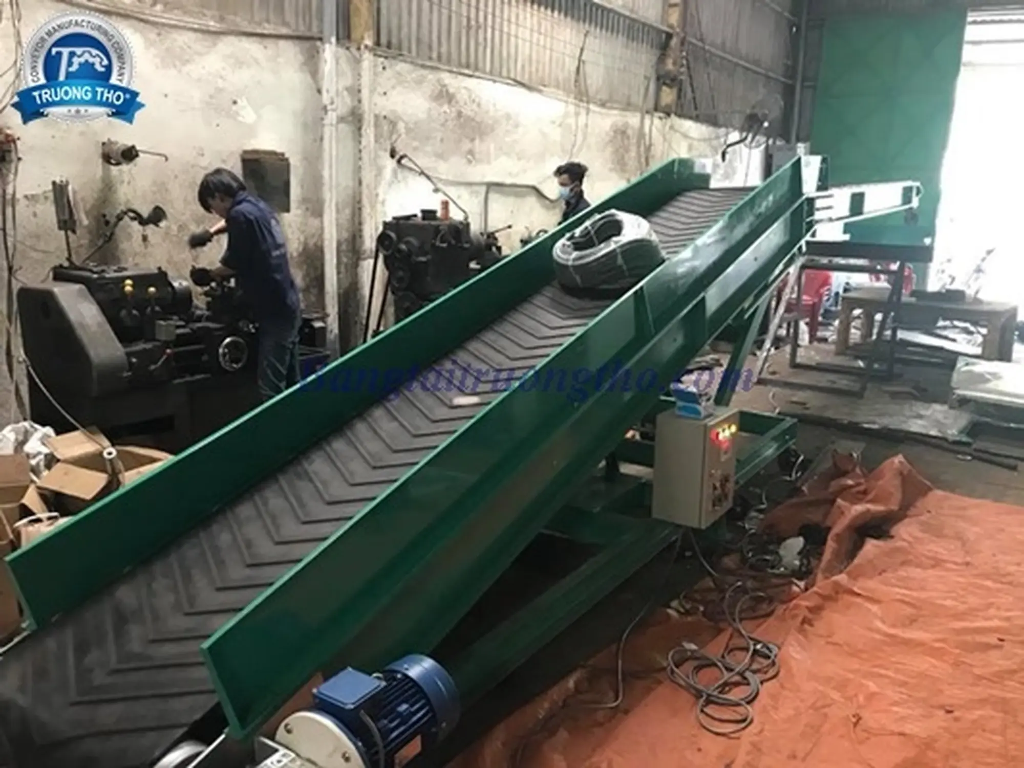 Băng tải nâng hạ di động lên xe