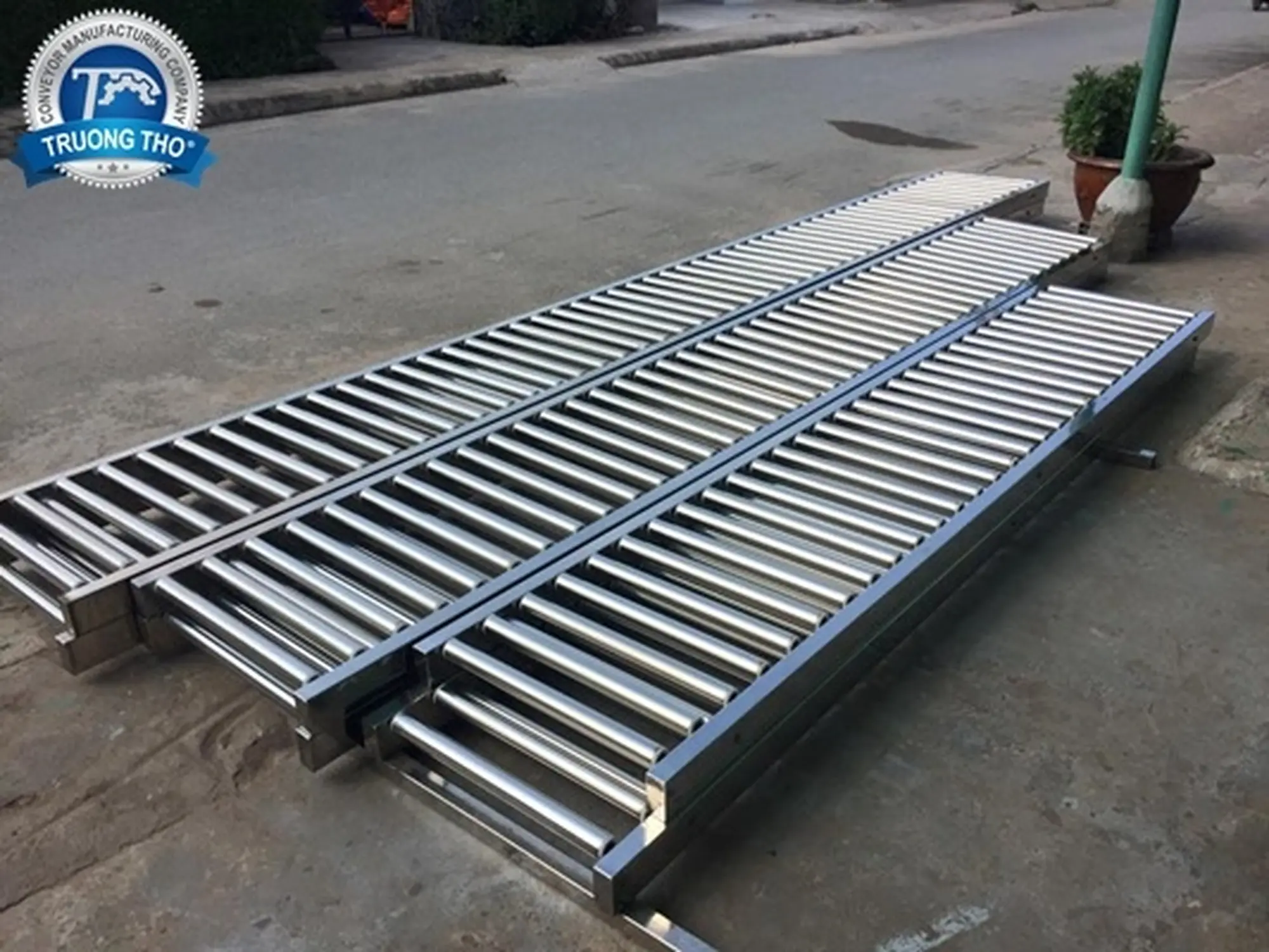 Băng tải con lăn inox