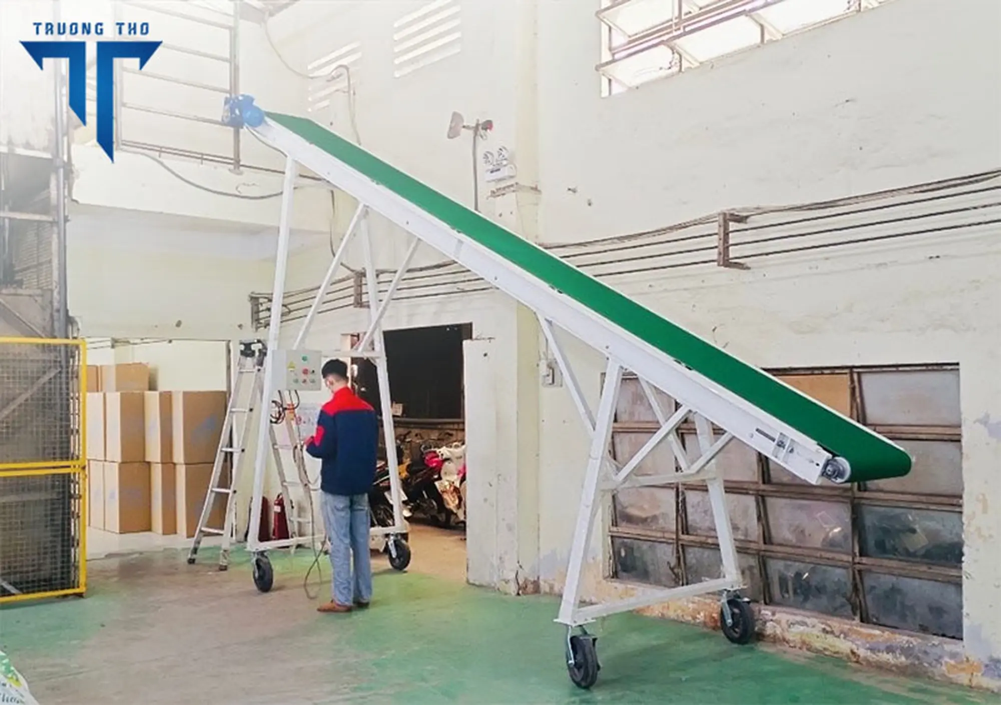 Băng tải PVC nghiêng